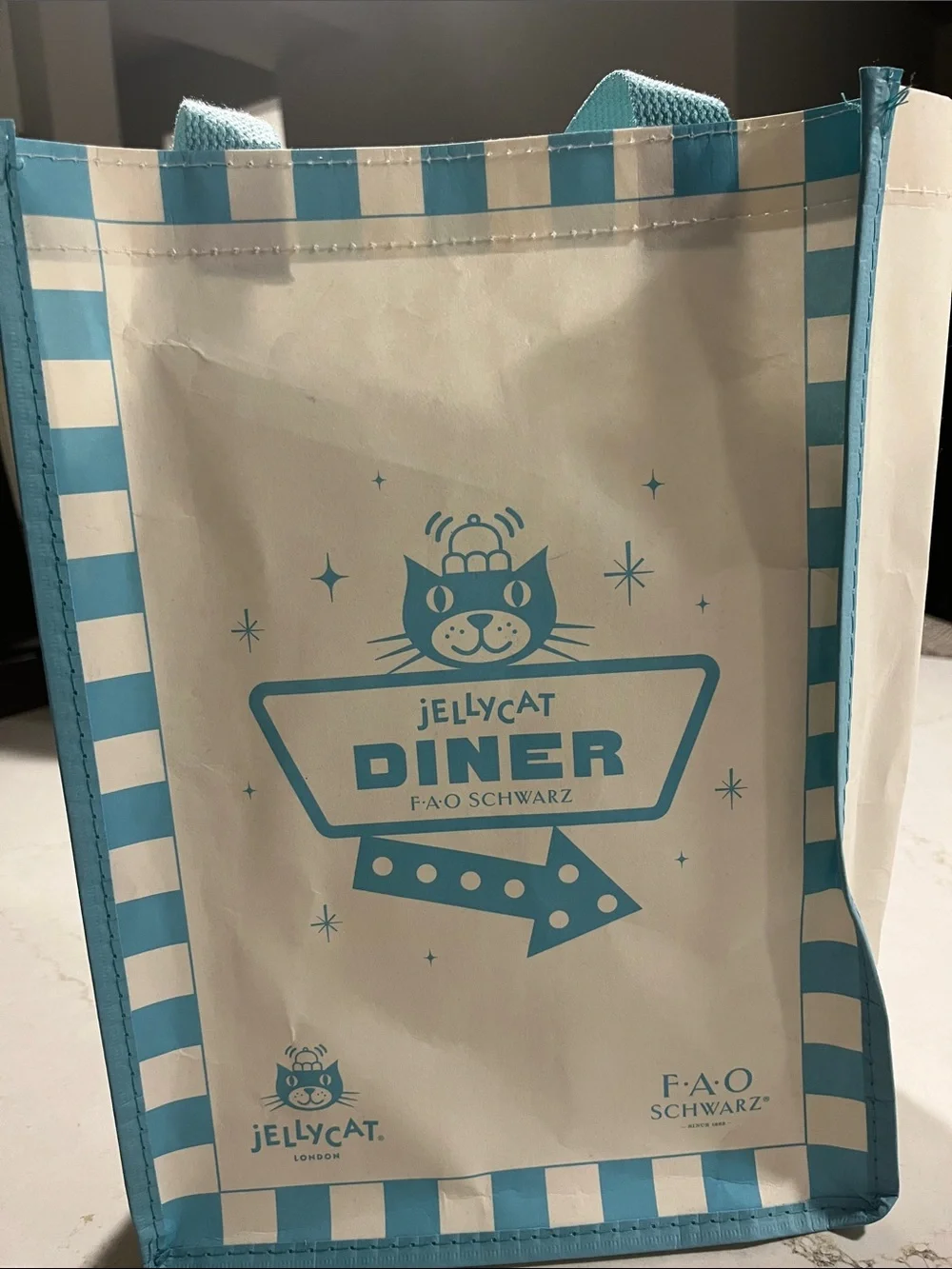 Jellycat FAO Scharz Diner Exclusive: Margherita pizza, box, pin, stickers, tote